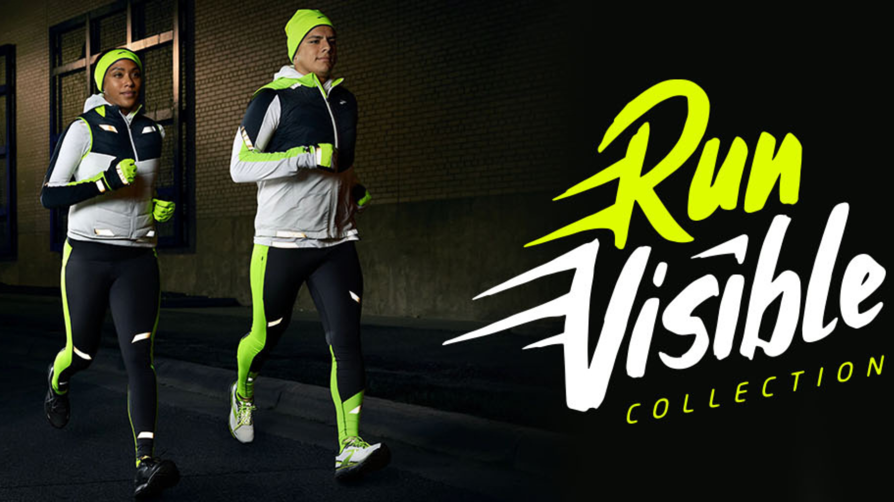 2 Personen laufen in Run Visible Bekleidung von Brooks durch die Dunkelheit.