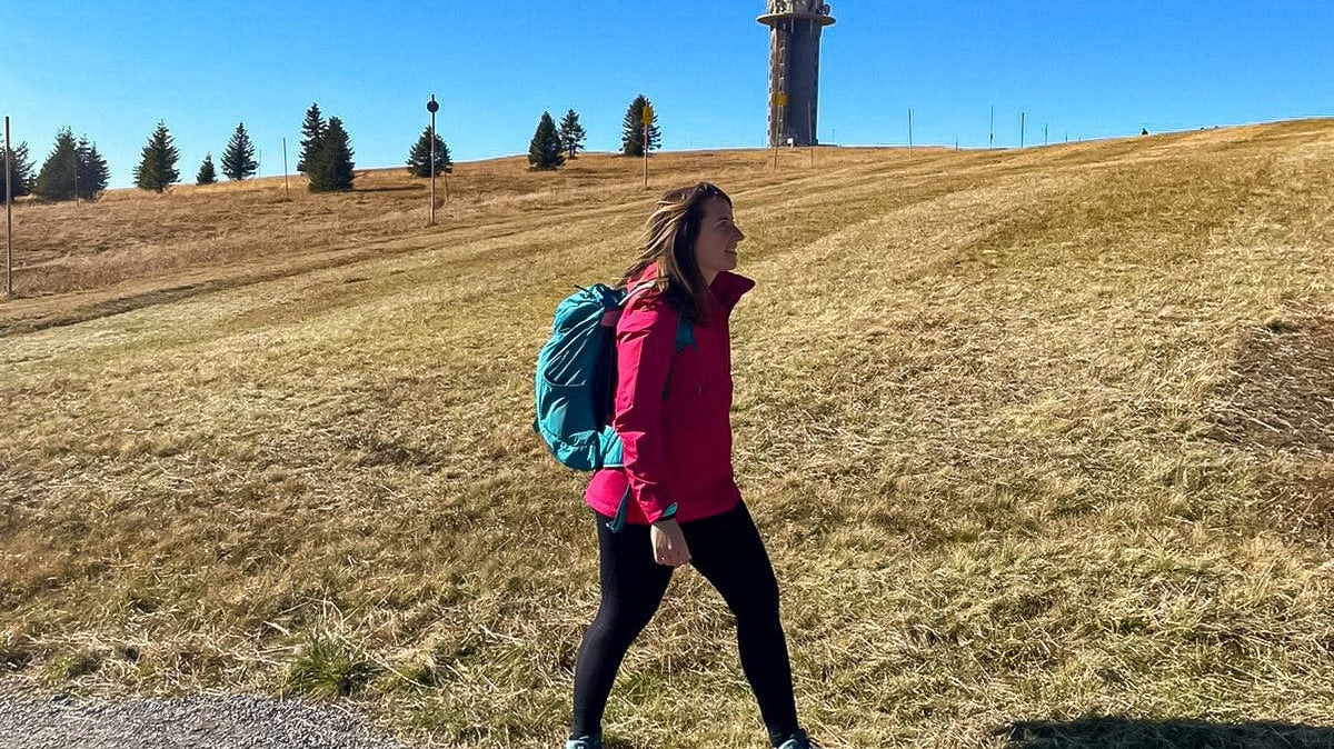 Die Influencerin Janine wandert auf einem Wanderweg.