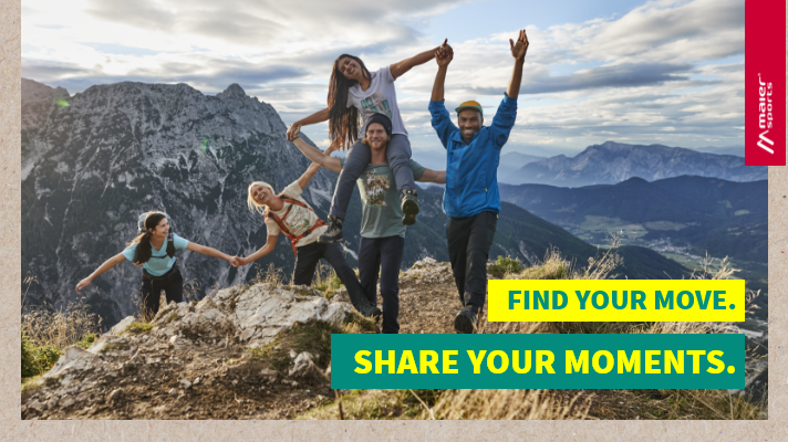 Eine Gruppe von 5 Personen hat einen Berg bestiegen und freut sich.