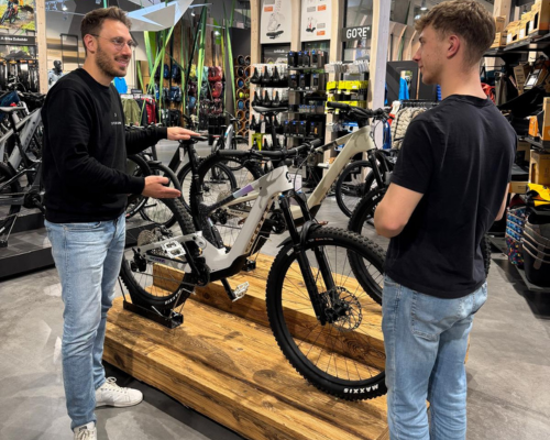 Ein Mitarbeiter der Firma Kuhn berät einen Kunden beim Fahrradkauf.