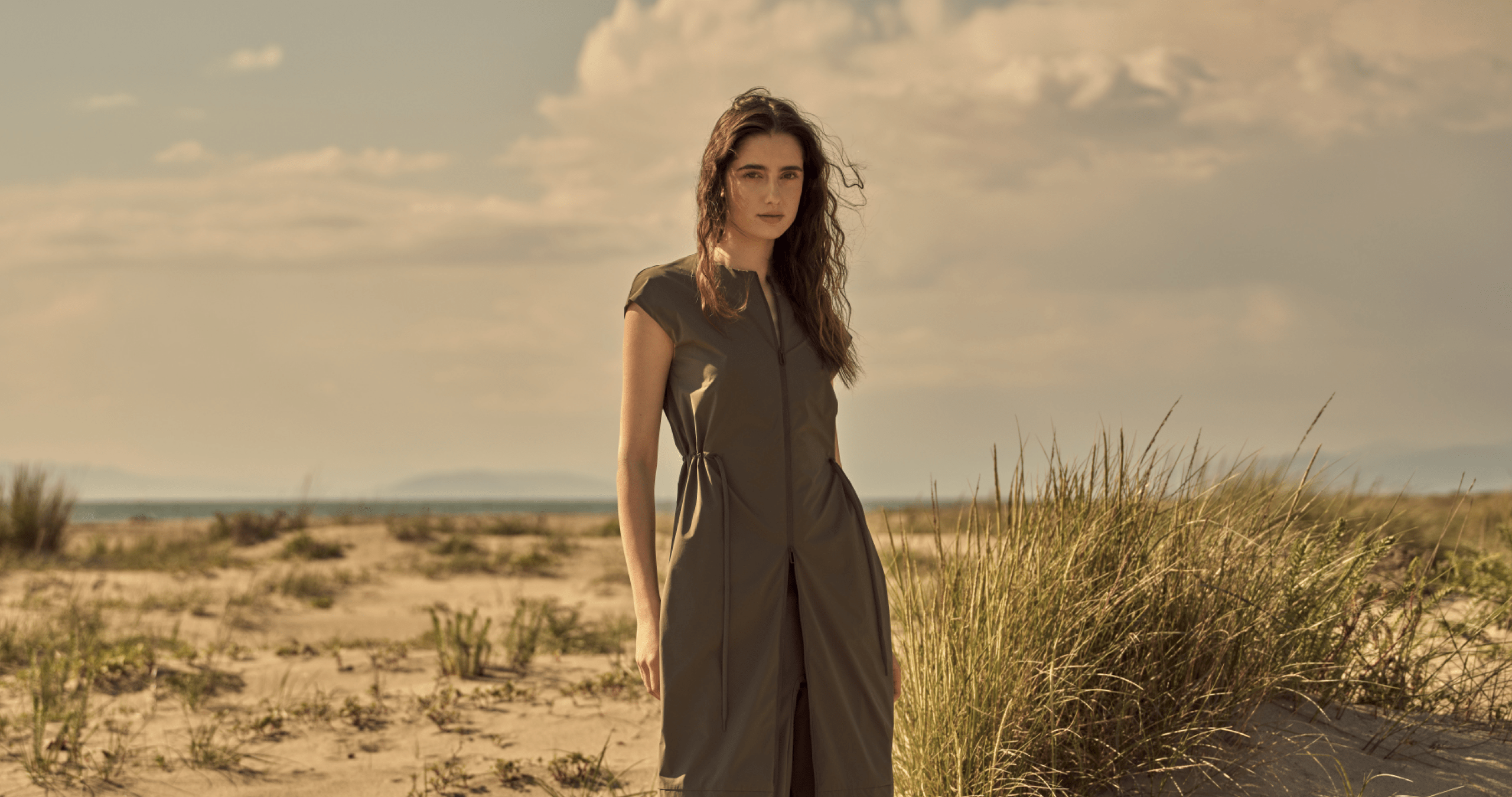 Frau trägt Jeanne Baret Kleid an einem Strand.
