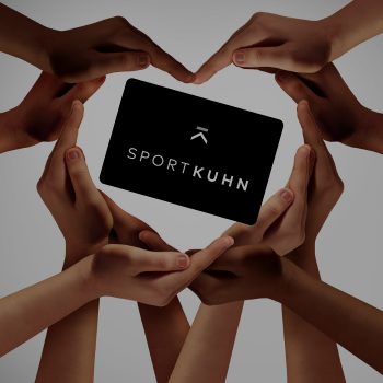 Mehrere Hände bilden eine Herz-Form. In der Mitte des Herzens befindet sich ein Sport Kuhn Gutschein.