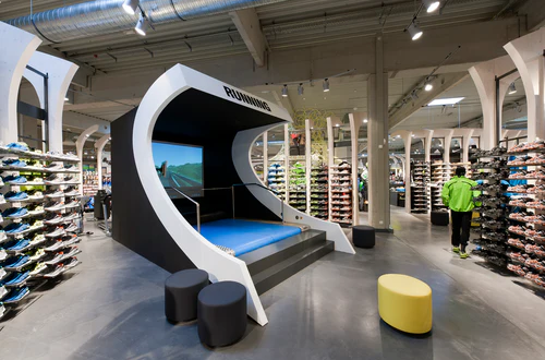 Foto aus dem Innenraum des Sport Kuhns, zu sehen sind mehrere Sportartikel.