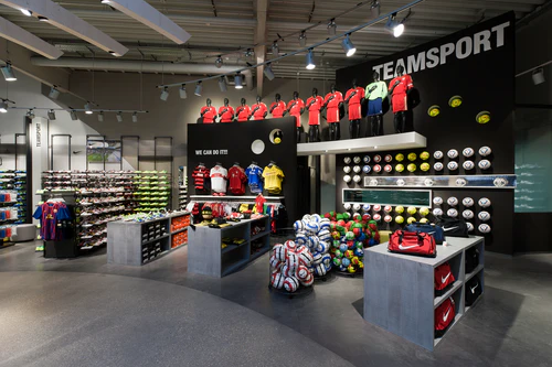 Foto aus dem Innenraum des Sport Kuhns, zu sehen sind mehrere Sportartikel.