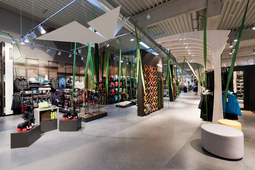 Foto aus dem Innenraum des Sport Kuhns, zu sehen sind mehrere Sportartikel.