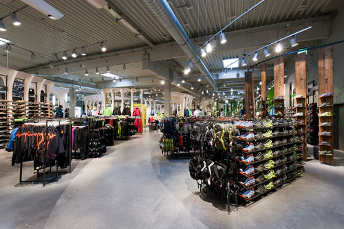 Foto aus dem Innenraum des Sport Kuhns, zu sehen sind mehrere Sportartikel.