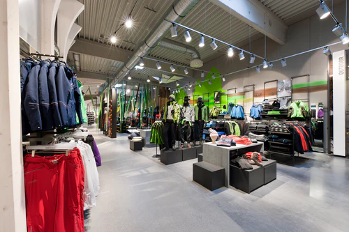 Foto aus dem Innenraum des Sport Kuhns, zu sehen sind mehrere Sportartikel.