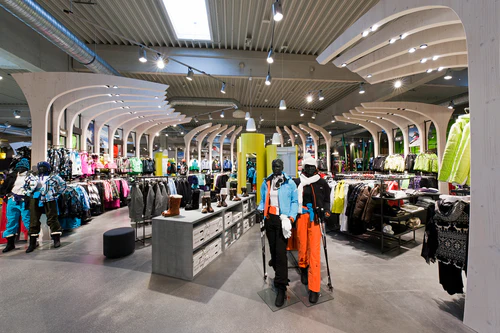 Foto aus dem Innenraum des Sport Kuhns, zu sehen sind mehrere Sportartikel.