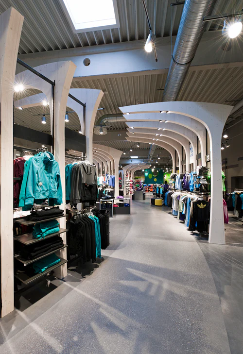 Foto aus dem Innenraum des Sport Kuhns, zu sehen sind mehrere Sportartikel.