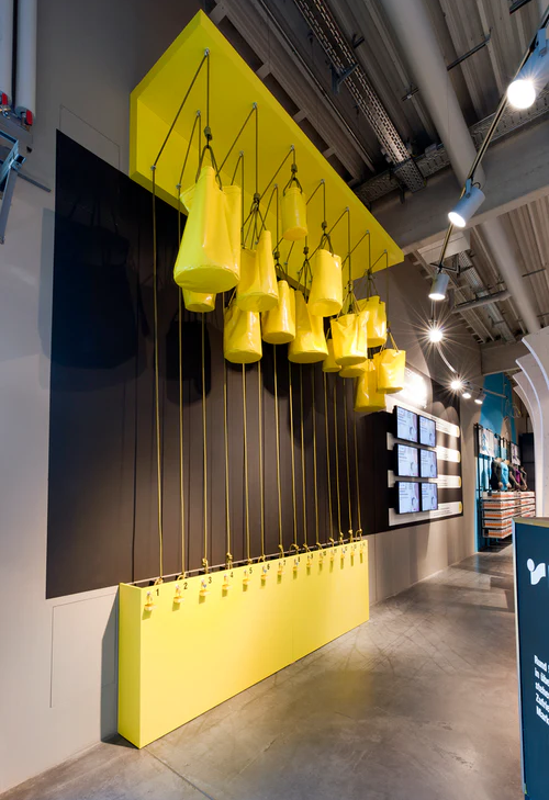 Foto aus dem Innenraum des Sport Kuhns, zu sehen sind mehrere Sportartikel.