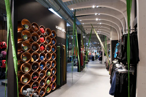 Foto aus dem Innenraum des Sport Kuhns, zu sehen sind mehrere Sportartikel.