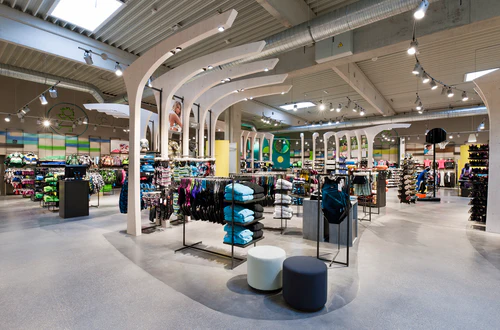 Foto aus dem Innenraum des Sport Kuhns, zu sehen sind mehrere Sportartikel.