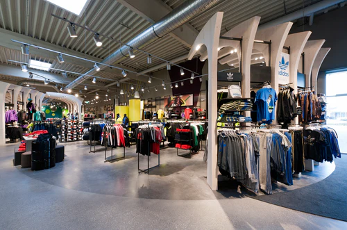 Foto aus dem Innenraum des Sport Kuhns, zu sehen sind mehrere Sportartikel.