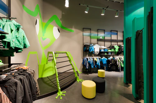 Foto aus dem Innenraum des Sport Kuhns, zu sehen sind mehrere Sportartikel.