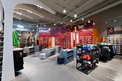 Foto aus dem Innenraum des Sport Kuhns, zu sehen sind mehrere Sportartikel.