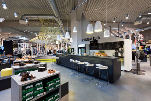 Foto aus dem Innenraum des Sport Kuhns, zu sehen sind mehrere Sportartikel.