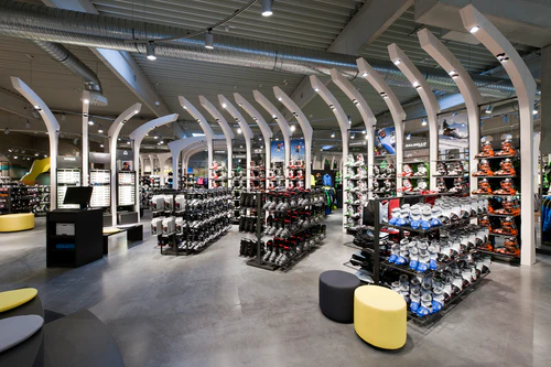 Foto aus dem Innenraum des Sport Kuhns, zu sehen sind mehrere Sportartikel.