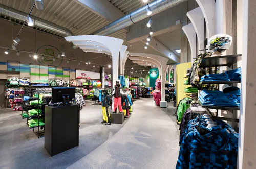 Foto aus dem Innenraum des Sport Kuhns, zu sehen sind mehrere Sportartikel.