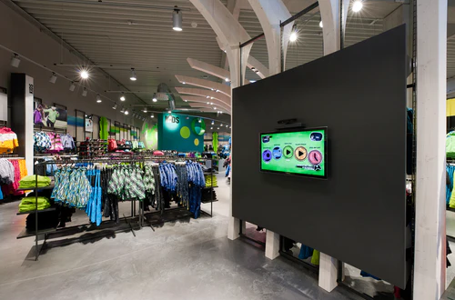 Foto aus dem Innenraum des Sport Kuhns, zu sehen sind mehrere Sportartikel.