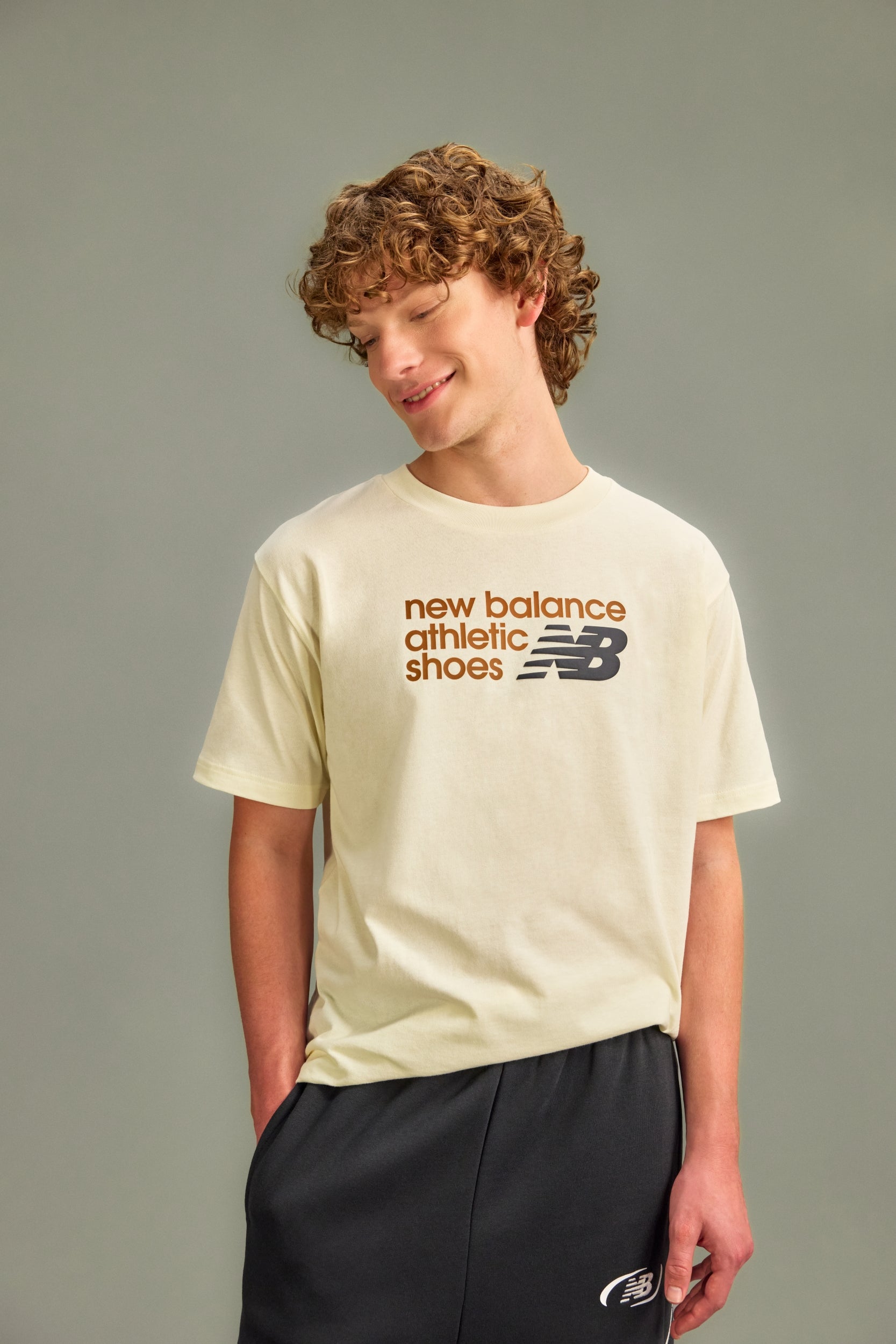 NEW BALANCE Athletics Premium Relaxed Chest Logo T-Shirt Freizeitshirts /-hemden NEW BALANCE Beige S