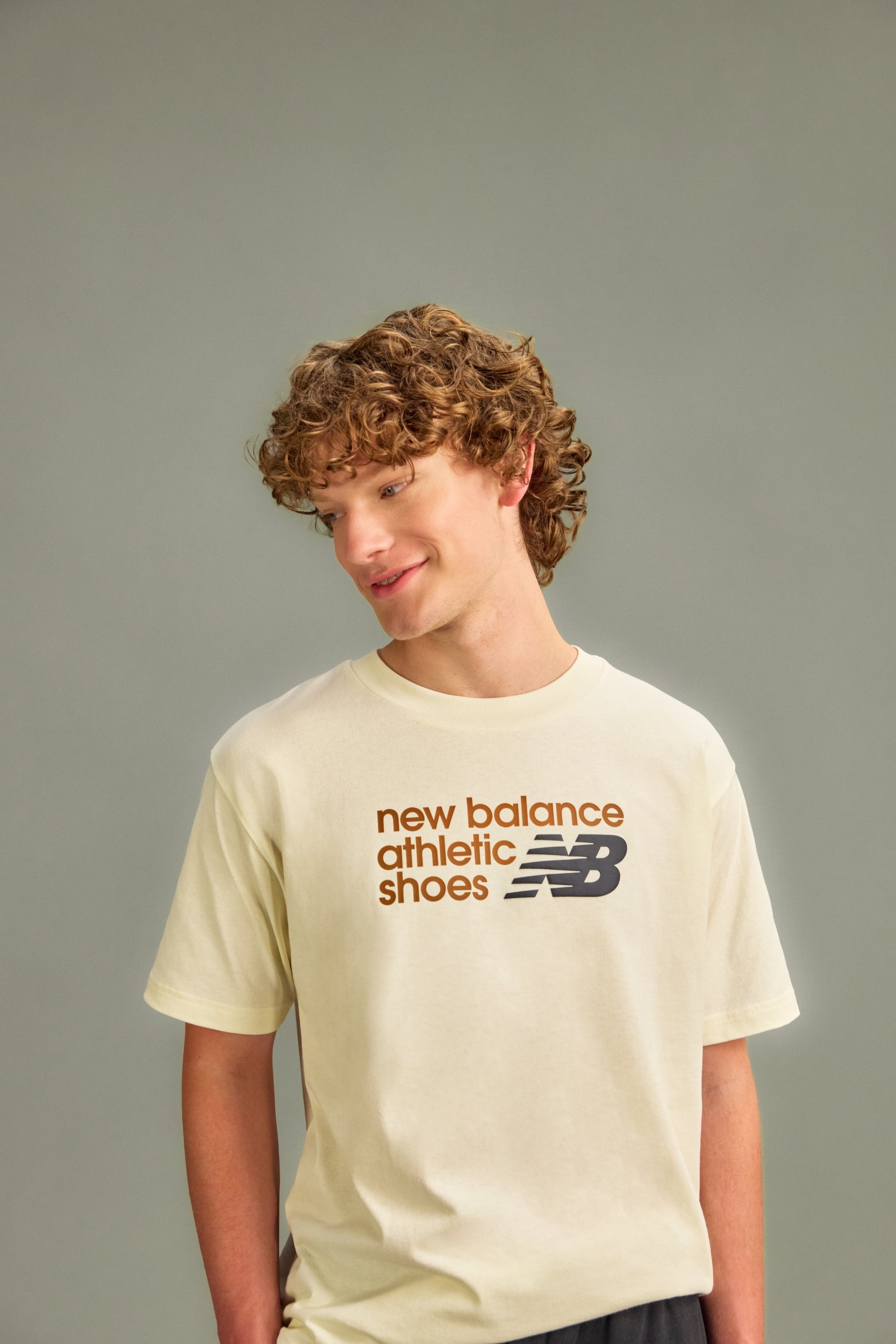 NEW BALANCE Athletics Premium Relaxed Chest Logo T-Shirt Freizeitshirts /-hemden NEW BALANCE