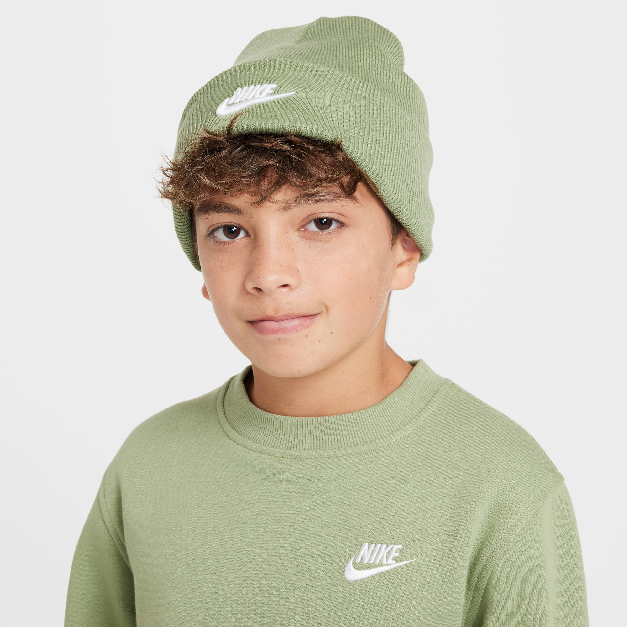 NIKE K NK PEAK BEANIE TC FUT Caps NIKE OIL GREEN/WHITE -