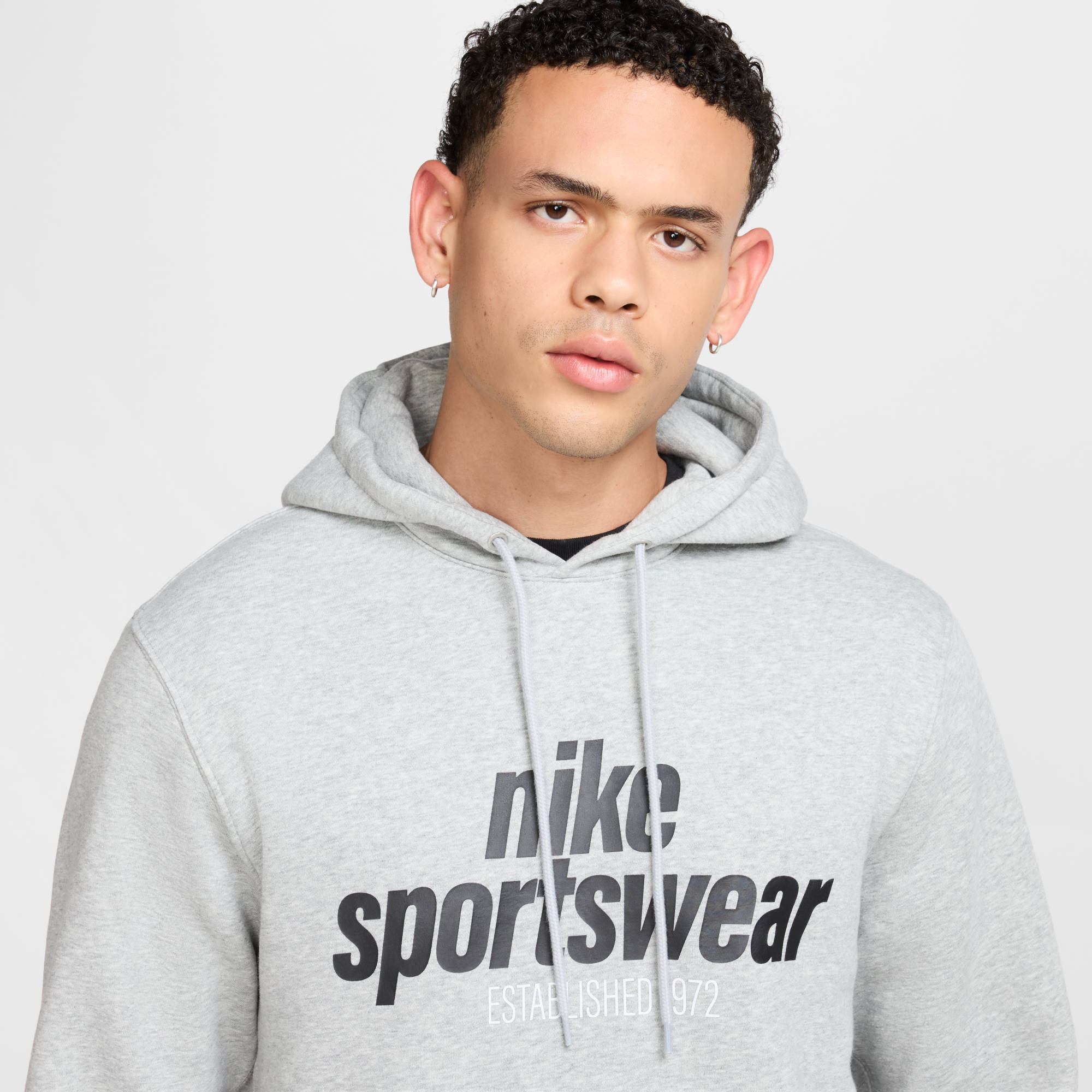 NIKE M NK CLUB BB PO HDY NSW GFX 063 DK GREY HEATHER/LT SMOKE G Fußballoberteile NIKE