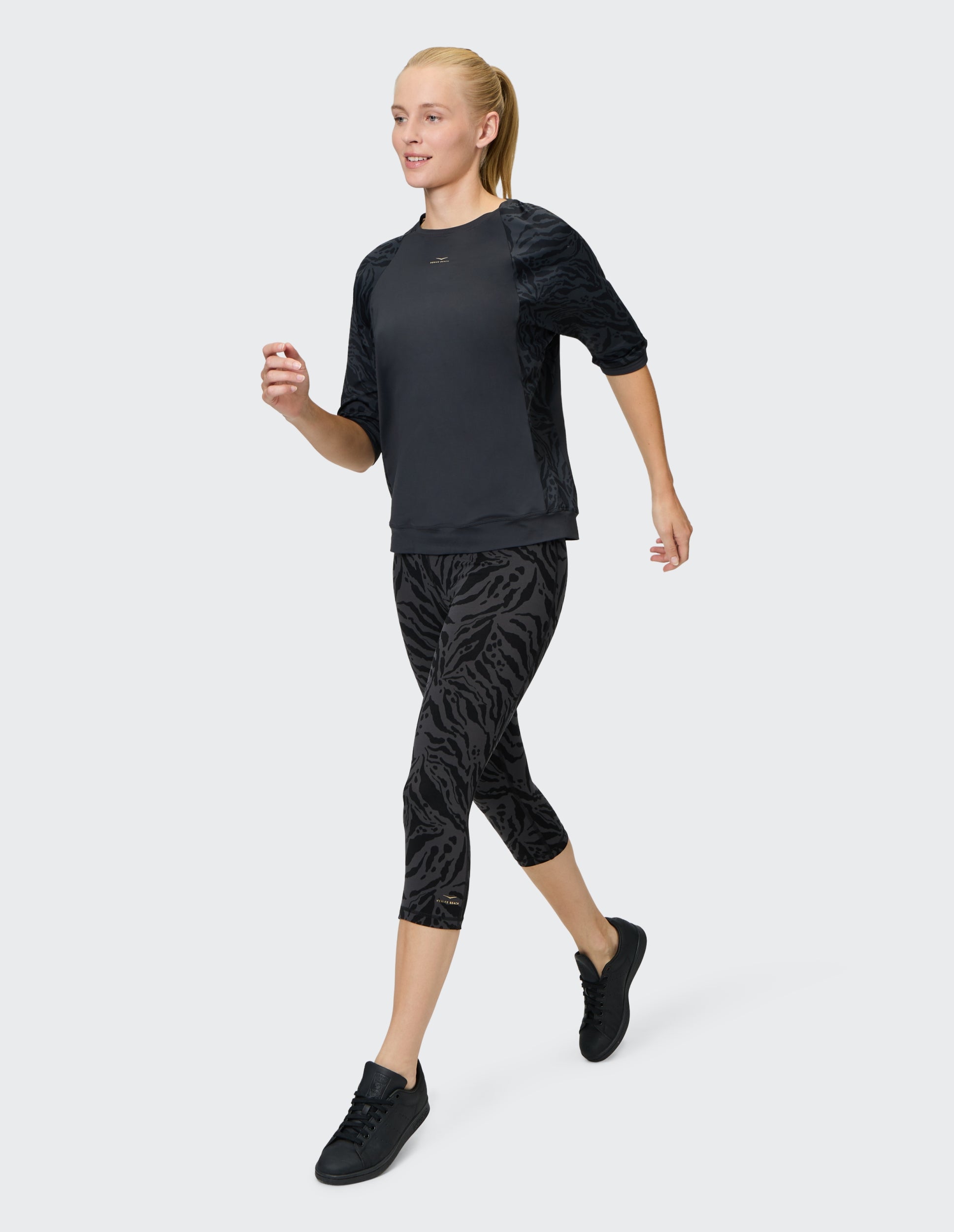 VENICE BEACH VB_Cianna DCAO Tights 3/4 AOP fusion space Trainingshosen & Jogginghosen VENICE BEACH