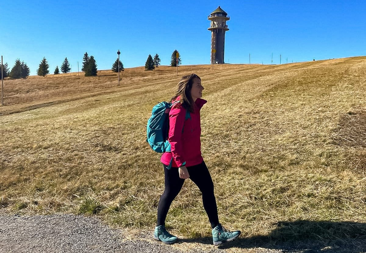 Die Influencerin Janine wandert auf einem Wanderweg.