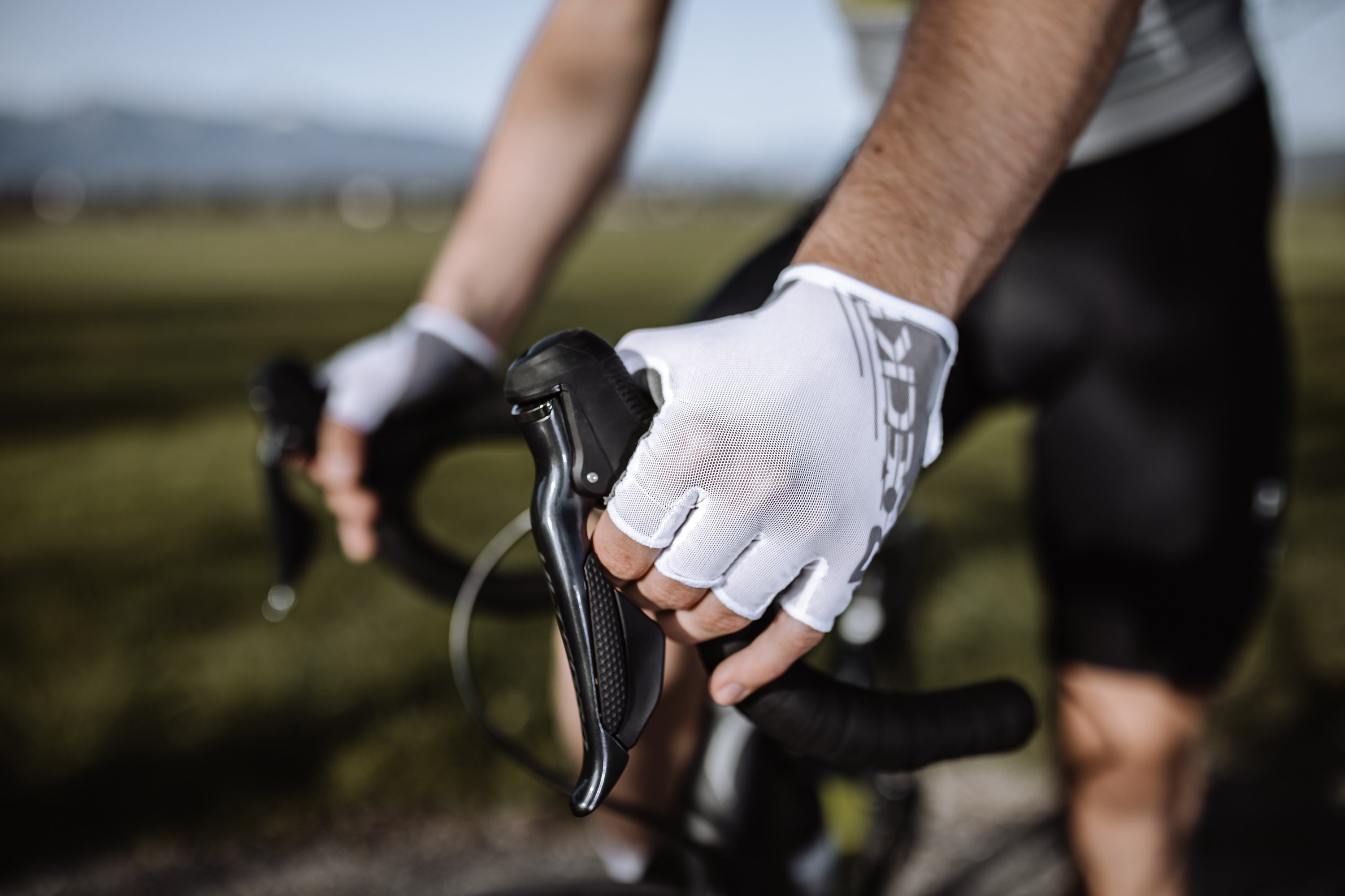 Ein Mann fährt auf einem Rennrad.