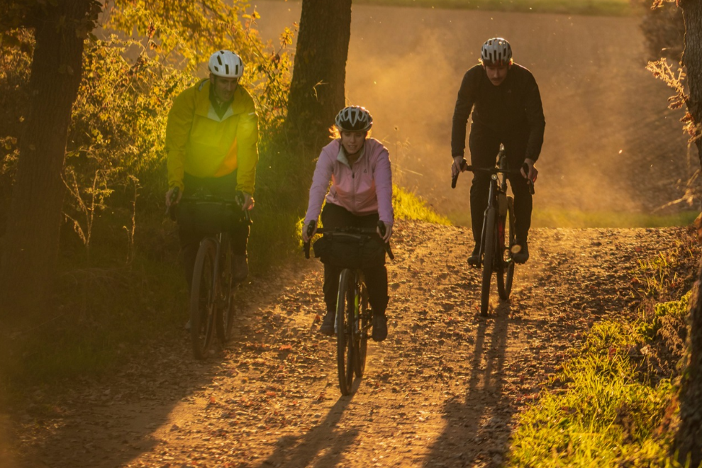 1 Mann und eine Frau fahren mit Specialized Fahrrädern einen Berg hoch.