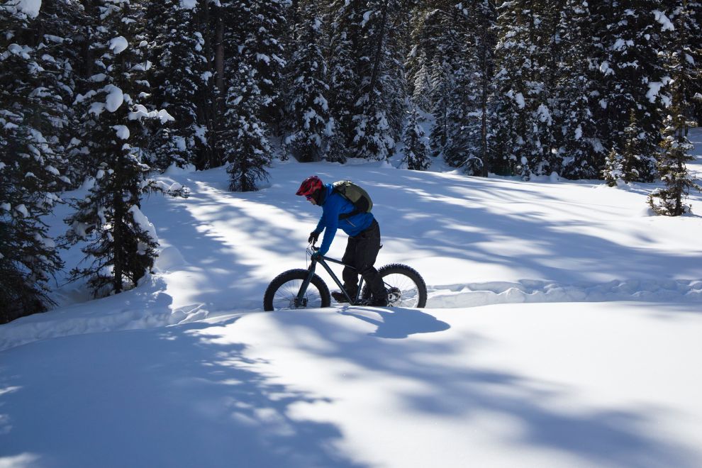 Fahrrad-Fahrer fährt im Schnee.
