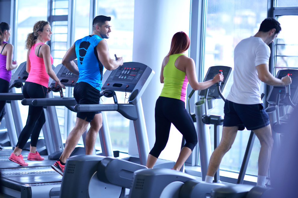 Frau und Mann machen Fitness-Übungen.
