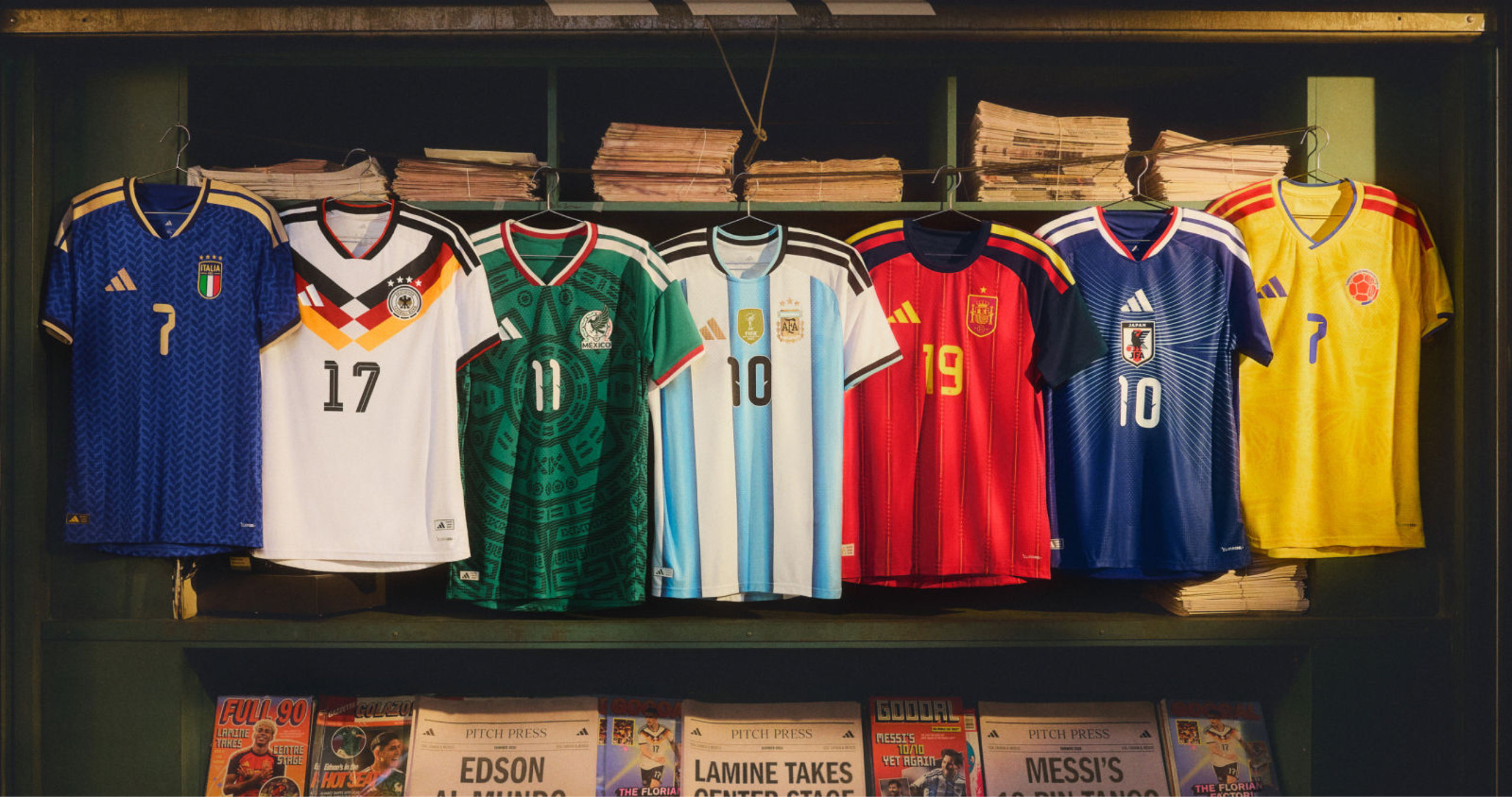Verschiedene Trikots der Fussball WM 2026 hängen nebeneinander auf einer Leine.