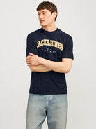 JACK & JONES JJECALEB VARSITY TEE SS O-NECK NOOS Navy Blazer Freizeitshirts /-hemden JACK & JONES