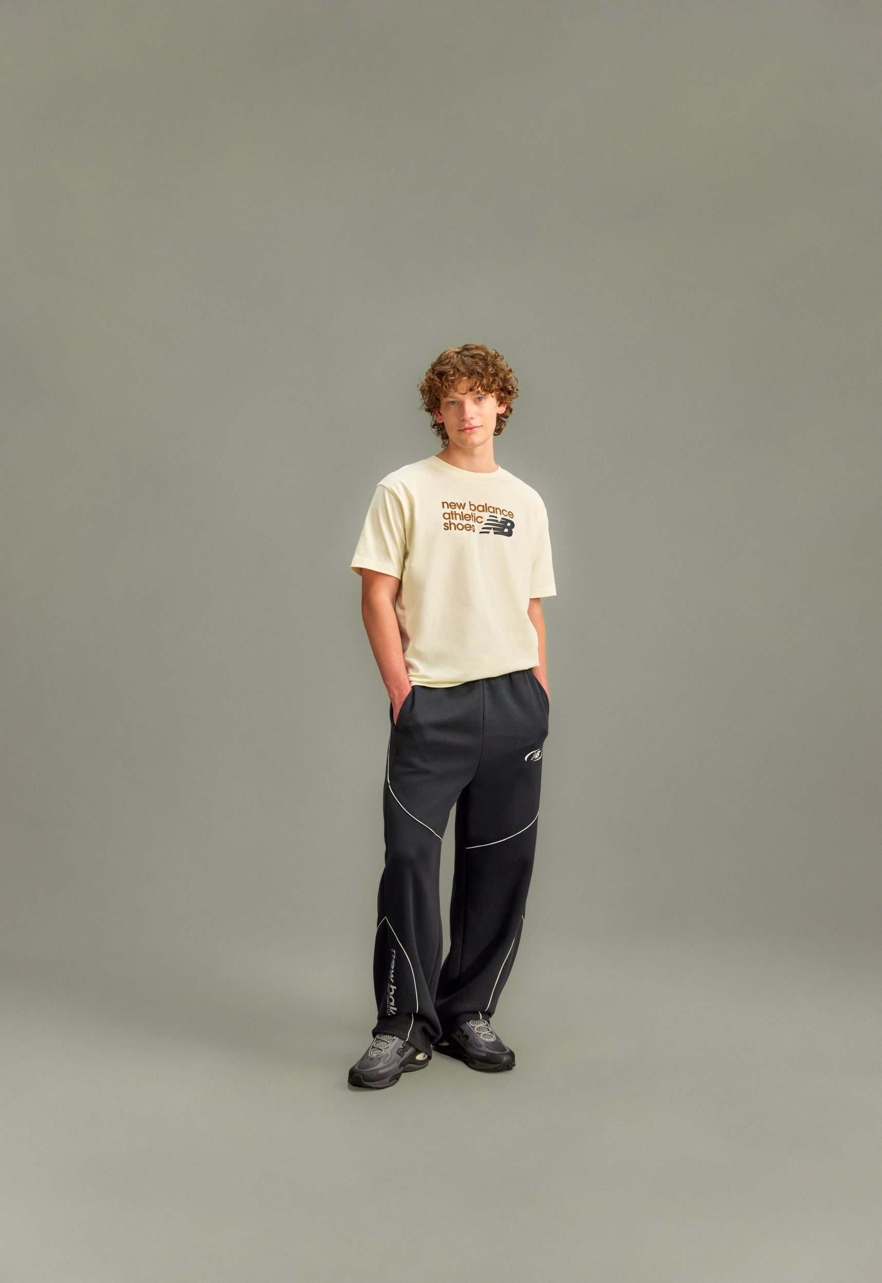 NEW BALANCE Athletics Premium Relaxed Chest Logo T-Shirt Freizeitshirts /-hemden NEW BALANCE