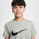 NIKE B NSW SI GRAPHIC TEE 010 BLACK Freizeitshirts /-hemden NIKE 031 BLACK/ANTHRACITE/WHITE XS