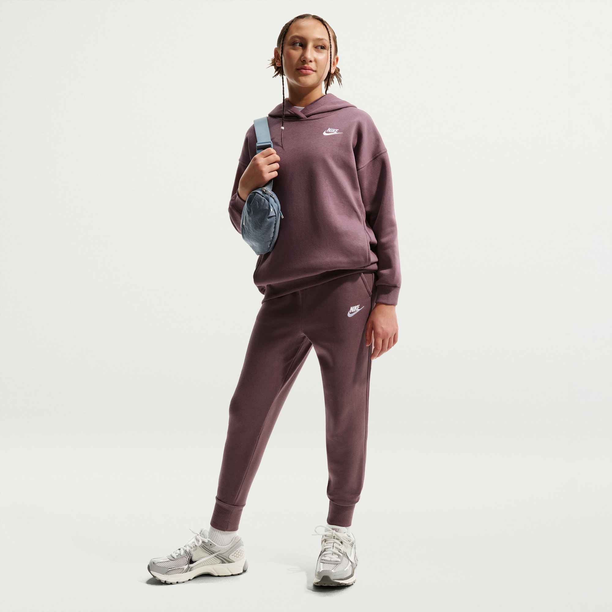 NIKE G NSW CLUB FLC HR FTD PNT LBR Trainingshosen & Jogginghosen NIKE VIOLET FROST/MTLC PEWTER-DK SM S