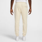 NIKE M NK CLUB BB CF PANT NSW GFX 063 DK GREY HEATHER/LT SMOKE G Freizeithosen NIKE 234 LT KHAKI/LT KHAKI/SAIL S