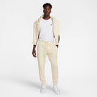 NIKE M NK CLUB BB CF PANT NSW GFX 063 DK GREY HEATHER/LT SMOKE G Freizeithosen NIKE