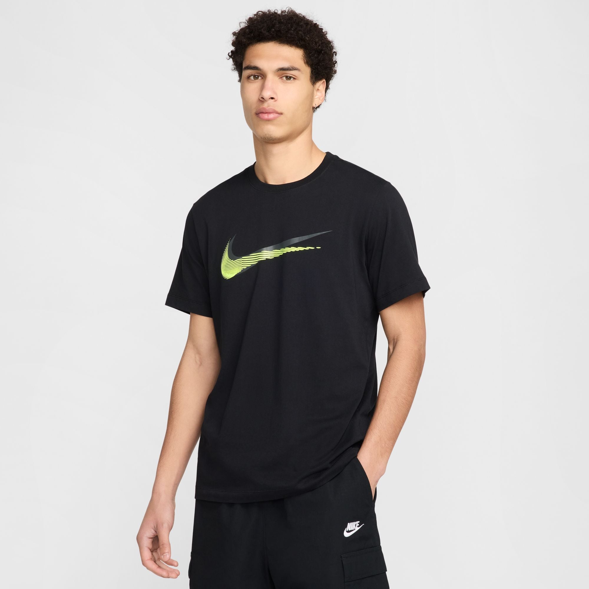 NIKE M NSW TEE 12MO SWSH SP25 Freizeitshirts /-hemden NIKE 10 S