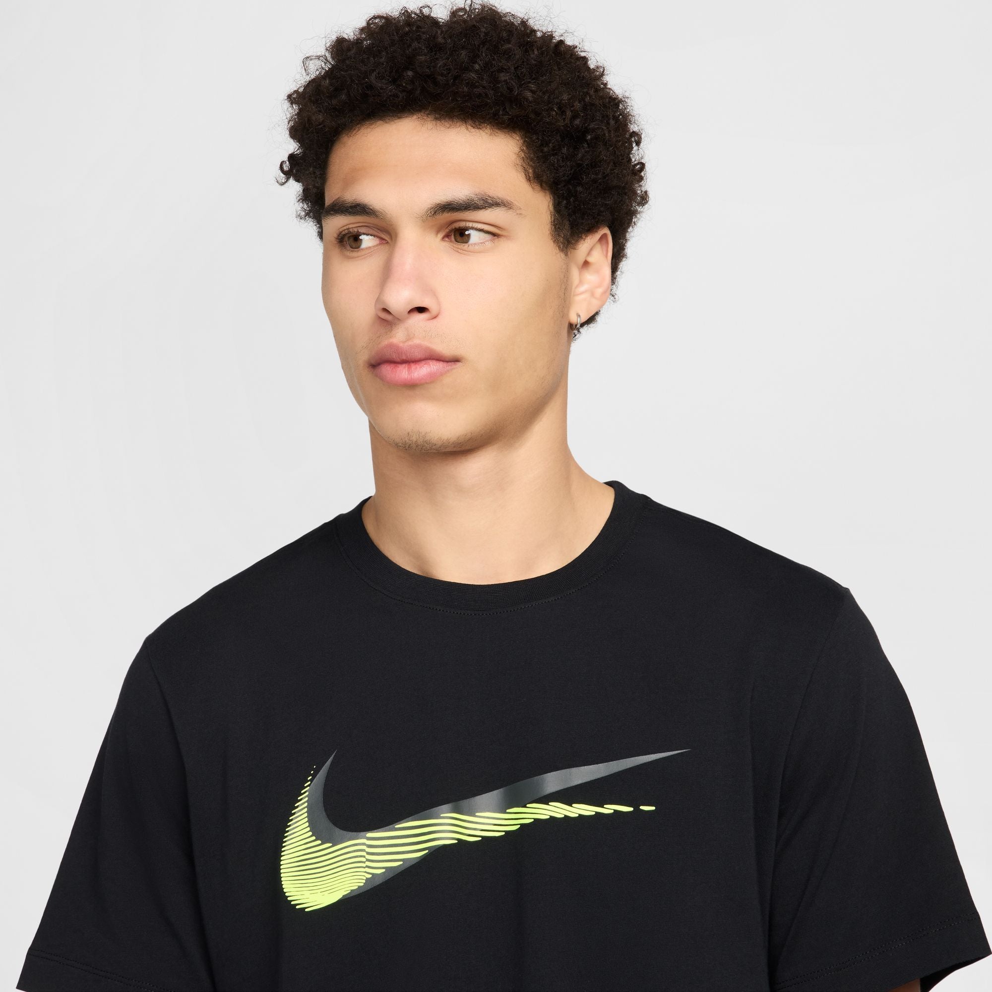 NIKE M NSW TEE 12MO SWSH SP25 Freizeitshirts /-hemden NIKE