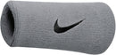 NIKE SWOOSH DOUBLEWIDE WRISTBANDS Fitness Kleingeräte & Zubehör NIKE 1315 MATTE SILV -